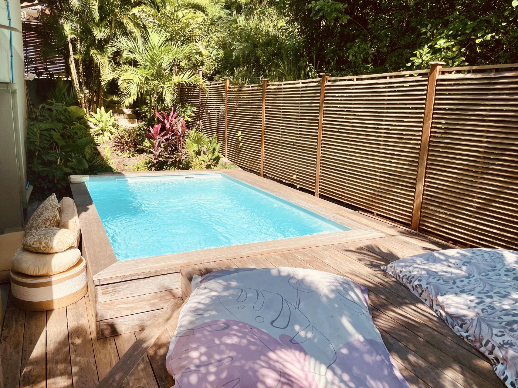 Location villa 3 chambres Trois ilets - Piscine escalier vers portillon extérieur